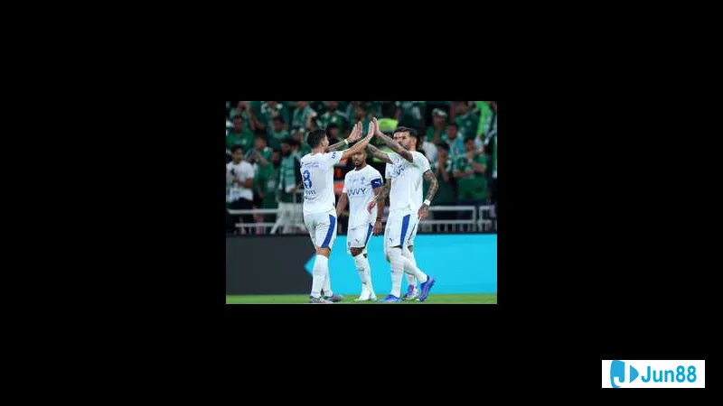 Cầu thủ Al Duhail chạy nhanh với bóng trước sự áp sát của cầu thủ Al Kharitiyath. Cầu thủ Al Duhail chạy nhanh với bóng trước sự áp sát của cầu thủ Al Kharitiyath.