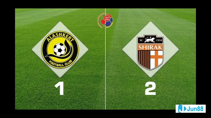 Cầu thủ của Alashkert áo đỏ đang chống đỡ sức ép từ cầu thủ Shirak Gyumri áo trắng. Cầu thủ của Alashkert áo đỏ đang chống đỡ sức ép từ cầu thủ Shirak Gyumri áo trắng.