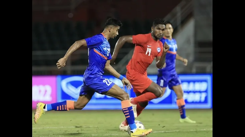 Cầu thủ Ấn Độ đang tạo ra khoảnh khắc nguy hiểm trước hàng phòng ngự của Singapore Cầu thủ Ấn Độ đang tạo ra khoảnh khắc nguy hiểm trước hàng phòng ngự của Singapore