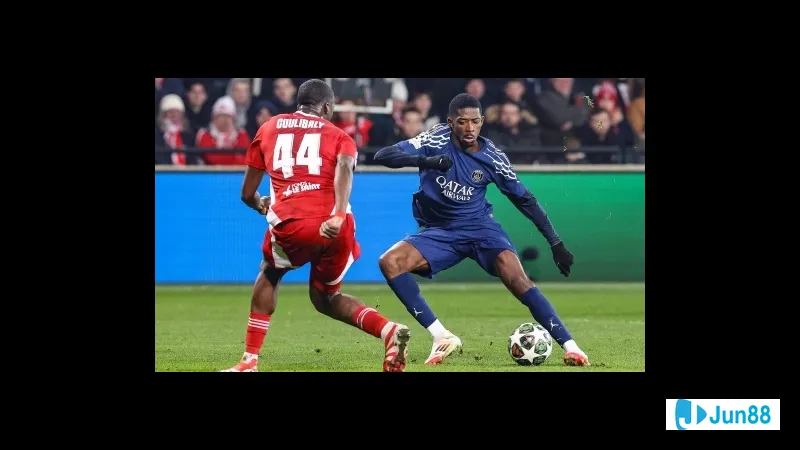 Cầu thủ Áo đang tung cú sút mạnh vào khung thành của San Marino Cầu thủ Áo đang tung cú sút mạnh vào khung thành của San Marino