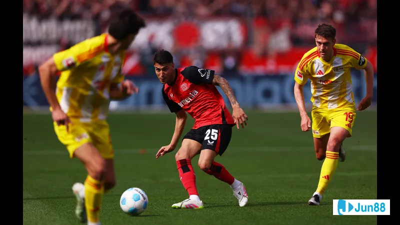 Cầu thủ của Bayer Leverkusen dũng cảm chống chọi với cầu thủ đối phương trong trận đấu với Union Berlin Cầu thủ của Bayer Leverkusen dũng cảm chống chọi với cầu thủ đối phương trong trận đấu với…