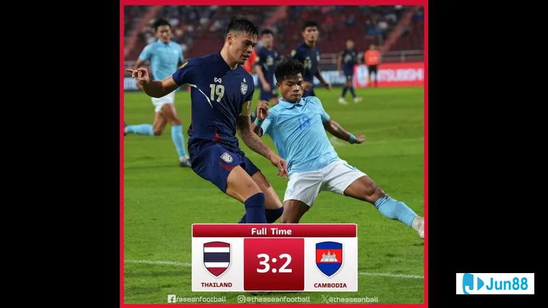 Cầu thủ Belarus U17 với nỗ lực vượt qua phòng ngự của Na Uy U17 Cầu thủ Belarus U17 với nỗ lực vượt qua phòng ngự của Na Uy U17