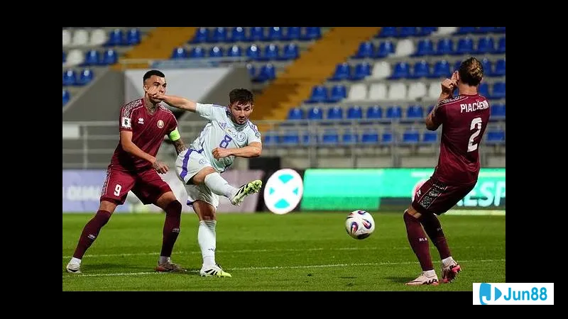 Cầu thủ Belarus vượt qua hậu vệ Đan Mạch trong trận đấu bóng đá Cầu thủ Belarus vượt qua hậu vệ Đan Mạch trong trận đấu bóng đá