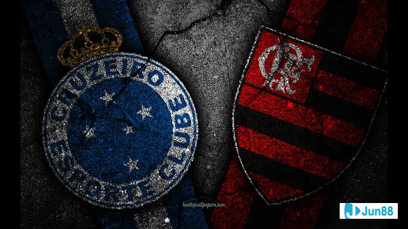 Cầu thủ của Flamengo RJ vượt qua cầu thủ của Cruzeiro trong trận đấu bóng đá Cầu thủ của Flamengo RJ vượt qua cầu thủ của Cruzeiro trong trận đấu bóng đá