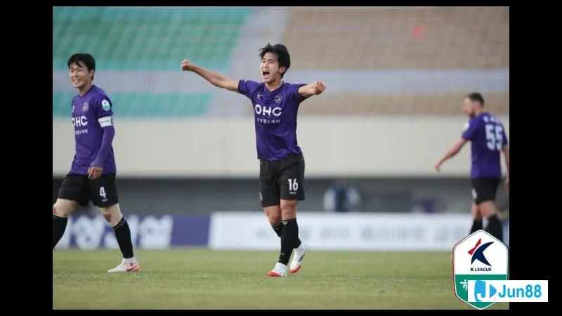 Cầu thủ của Gangwon tấn công mạnh mẽ trước hàng phòng ngự của Anyang Cầu thủ của Gangwon tấn công mạnh mẽ trước hàng phòng ngự của Anyang