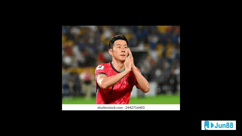 Cầu thủ Hàn Quốc dũng mãnh chống lại đối thủ Brazil trong trận đấu gay cấn Cầu thủ Hàn Quốc dũng mãnh chống lại đối thủ Brazil trong trận đấu gay cấn