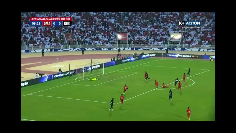 Cầu thủ Hàn Quốc chống chọi với cầu thủ Paraguay để giữ bóng trong trận đấu gay cấn Cầu thủ Hàn Quốc chống chọi với cầu thủ Paraguay để giữ bóng trong trận đấu gay cấn