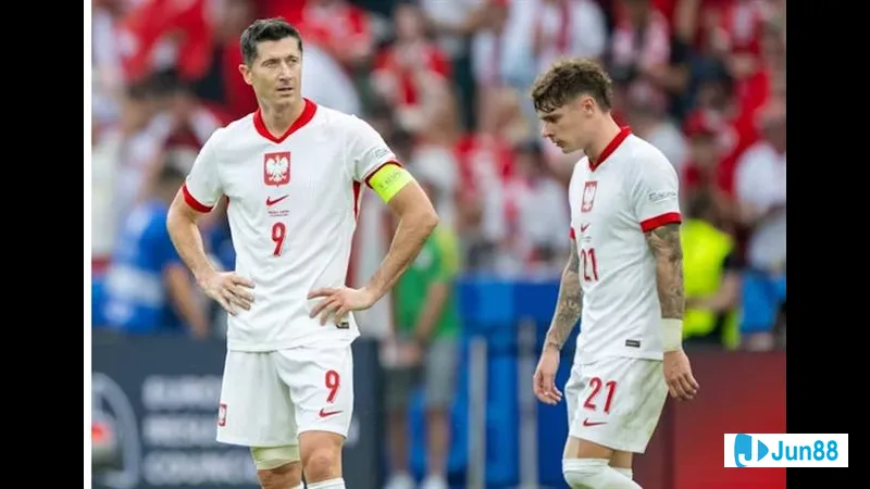 Cầu thủ Ba Lan nỗ lực vượt qua phòng ngự của đội Lithuania trong trận đấu bóng đá quốc tế. Cầu thủ Ba Lan nỗ lực vượt qua phòng ngự của đội Lithuania trong trận đấu bóng đá quốc tế.