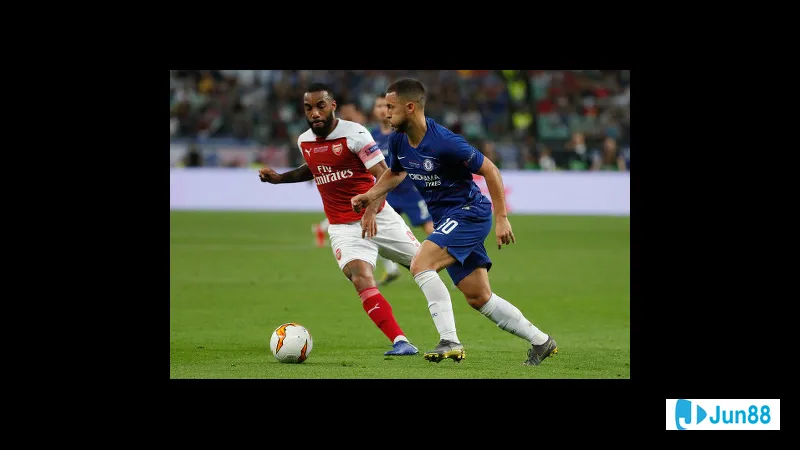 Cầu thủ Pháp dũng mãnh giữ bóng trước áp đảo của cầu thủ Azerbaijan Cầu thủ Pháp dũng mãnh giữ bóng trước áp đảo của cầu thủ Azerbaijan