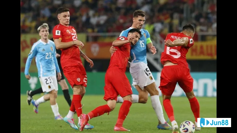 Cầu thủ Quần đảo Faroe vượt qua hậu vệ Montenegro với kỹ thuật đi bóng tinh tế Cầu thủ Quần đảo Faroe vượt qua hậu vệ Montenegro với kỹ thuật đi bóng tinh tế