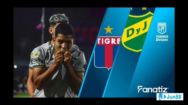 Cầu thủ của Tigre tung cú sút mạnh vào khung thành của Defensa y Justicia Cầu thủ của Tigre tung cú sút mạnh vào khung thành của Defensa y Justicia