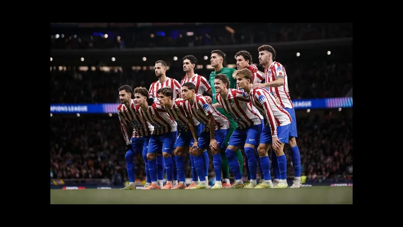 Cầu thủ của Atletico Madrid vượt qua hậu vệ của Real Oviedo trong trận đấu Cầu thủ của Atletico Madrid vượt qua hậu vệ của Real Oviedo trong trận đấu
