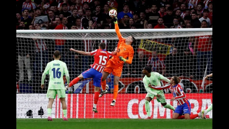 Cầu thủ Barca chiến đấu quyết liệt với cầu thủ Atletico Madrid trong trận đấu gay cấn Cầu thủ Barca chiến đấu quyết liệt với cầu thủ Atletico Madrid trong trận đấu gay cấn