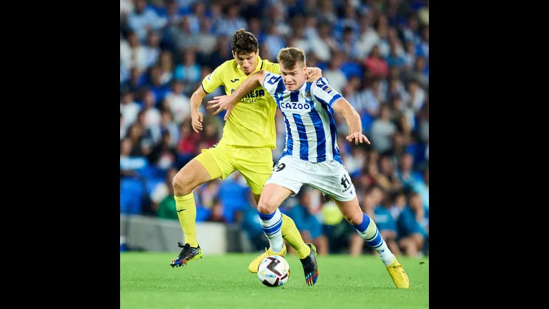 Cầu thủ của Real Sociedad đang tung cú sút mạnh mẽ trong trận đấu với Villarreal Cầu thủ của Real Sociedad đang tung cú sút mạnh mẽ trong trận đấu với Villarreal