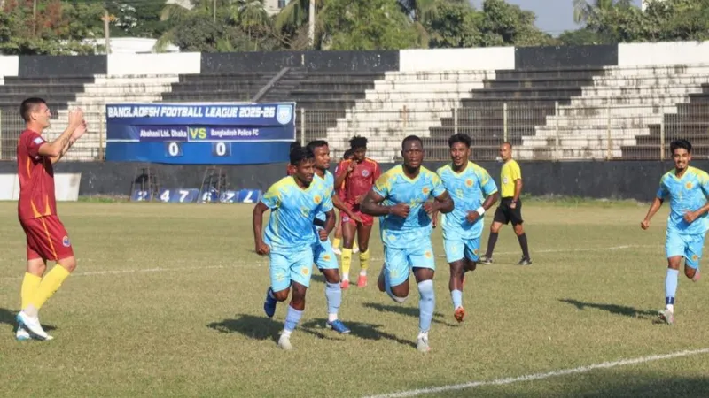 Cầu thủ của Arambagh và Bangladesh Police đua tranh quả bóng trên sân cỏ Cầu thủ của Arambagh và Bangladesh Police đua tranh quả bóng trên sân cỏ