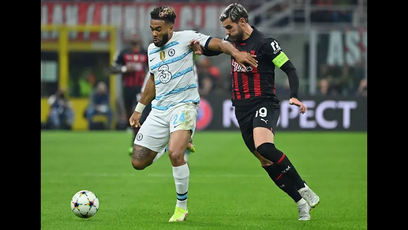 Cầu thủ của Atalanta tạt bóng vào vòng cấm Chelsea trong trận đấu Cầu thủ của Atalanta tạt bóng vào vòng cấm Chelsea trong trận đấu