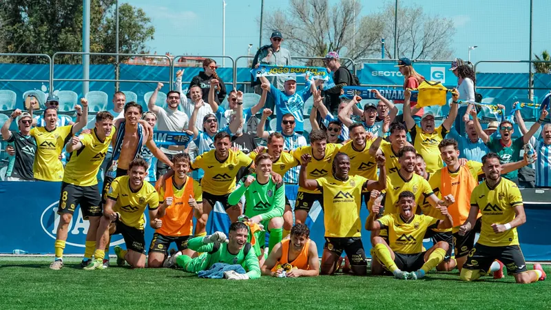 Cầu thủ Baleares tung cú sút mạnh khiến thủ môn Espanyol phải vất vả để cản phá Cầu thủ Baleares tung cú sút mạnh khiến thủ môn Espanyol phải vất vả để cản phá