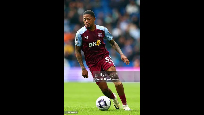 Hậu vệ Aston Villa cố gắng ngăn chặn tiền đạo Brighton đi bóng Hậu vệ Aston Villa cố gắng ngăn chặn tiền đạo Brighton đi bóng