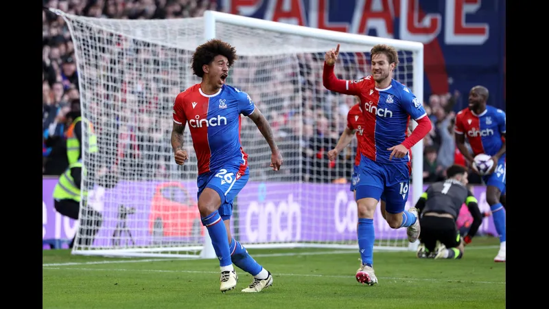 Hậu vệ Burnley cố gắng cản phá cú sút của tiền đạo Crystal Palace Hậu vệ Burnley cố gắng cản phá cú sút của tiền đạo Crystal Palace