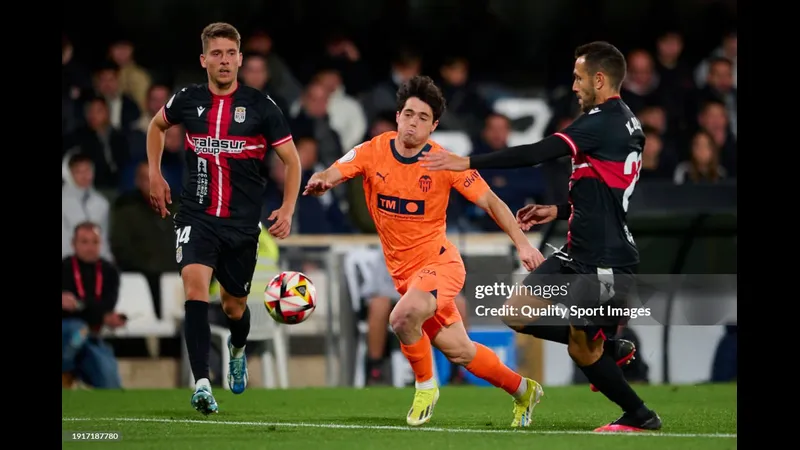 Cầu thủ của Cartagena cố gắng ngăn chặn bóng khỏi cầu môn Valencia Cầu thủ của Cartagena cố gắng ngăn chặn bóng khỏi cầu môn Valencia