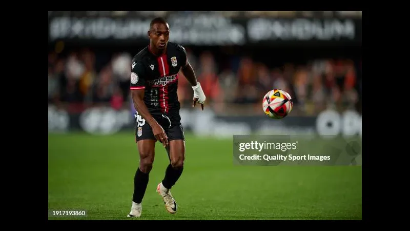 Cầu thủ Cartagena với bóng trước áp lực từ hậu vệ Valencia Cầu thủ Cartagena với bóng trước áp lực từ hậu vệ Valencia