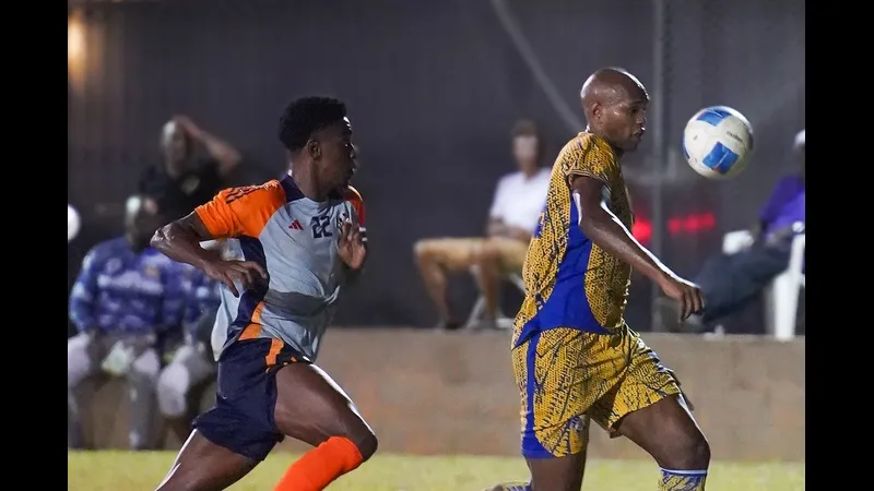 Hậu vệ của Prisin Service chặn đứng cú sút mạnh của cầu thủ từ Defence Force Hậu vệ của Prisin Service chặn đứng cú sút mạnh của cầu thủ từ Defence Force