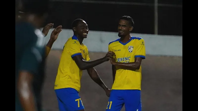 Cầu thủ của Defence Force vượt qua phòng ngự của Prisin Service trong trận đấu bóng đá Cầu thủ của Defence Force vượt qua phòng ngự của Prisin Service trong trận đấu bóng đá