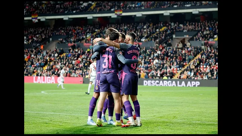 Cầu thủ của Espanyol vượt qua cầu thủ của Rayo Vallecano để tiến vào vùng cấm địa Cầu thủ của Espanyol vượt qua cầu thủ của Rayo Vallecano để tiến vào vùng cấm địa