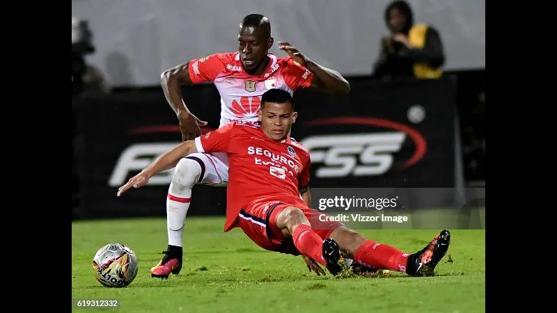 Cầu thủ của Fortaleza chạy nhanh hơn hậu vệ của Santa Fe để tạo khoảng trống Cầu thủ của Fortaleza chạy nhanh hơn hậu vệ của Santa Fe để tạo khoảng trống