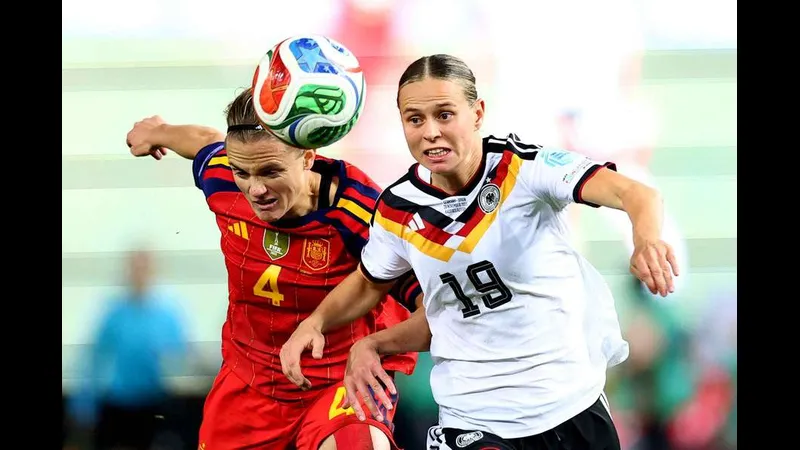 Hậu vệ của Montana chặn đứng cú sút mạnh từ Lok Sofia Hậu vệ của Montana chặn đứng cú sút mạnh từ Lok Sofia