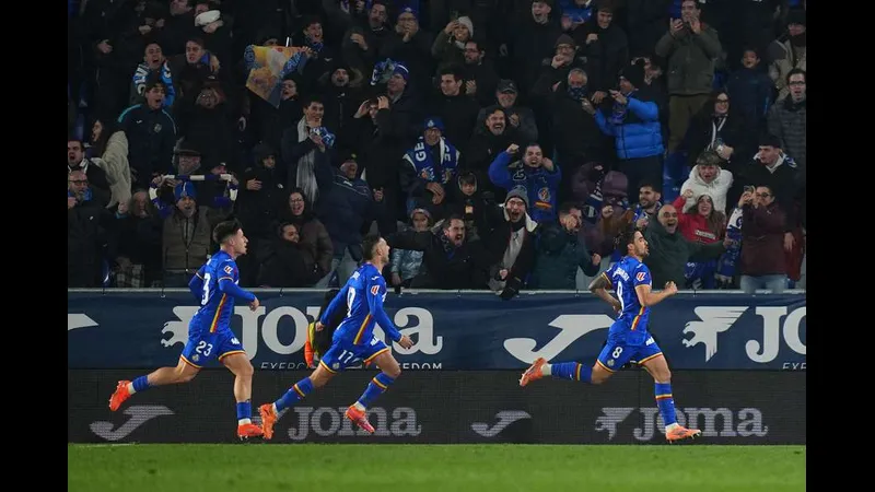 Cầu thủ của Montana (áo trắng) đang đấu vật với cầu thủ của Lok Sofia (áo đỏ) để giành quyền kiểm soát bóng. Cầu thủ của Montana (áo trắng) đang đấu vật với cầu thủ của Lok Sofia (áo đỏ) để giành…