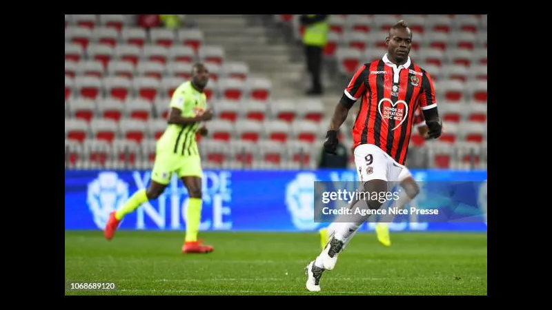 Cầu thủ của Nice vượt qua cầu thủ Angers với kỹ thuật cá nhân tinh tế Cầu thủ của Nice vượt qua cầu thủ Angers với kỹ thuật cá nhân tinh tế