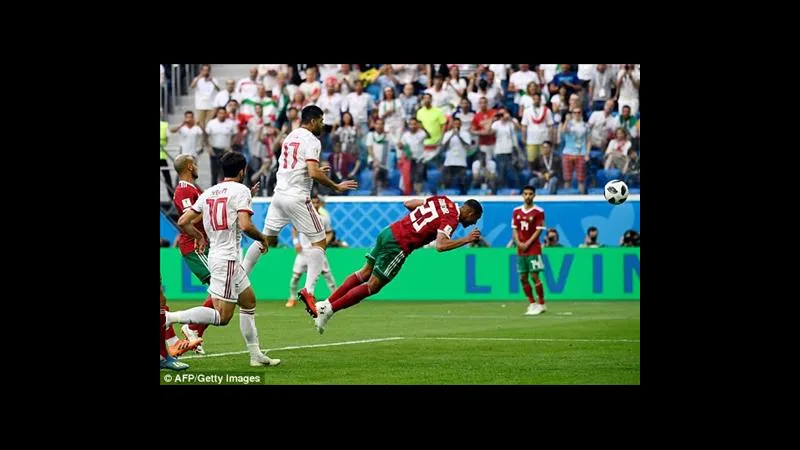 Cầu thủ Ma Rốc vươn vai vượt qua cầu thủ Oman trong trận đấu bóng đá quốc tế. Cầu thủ Ma Rốc vươn vai vượt qua cầu thủ Oman trong trận đấu bóng đá quốc tế.