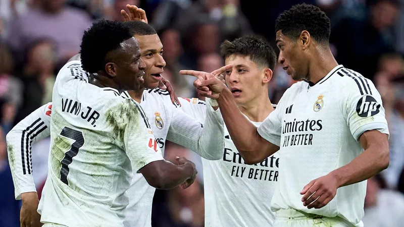 Cầu thủ Real Madrid đang nỗ lực vượt qua cầu thủ Celta Vigo để tiến vào vòng cấm Cầu thủ Real Madrid đang nỗ lực vượt qua cầu thủ Celta Vigo để tiến vào vòng cấm