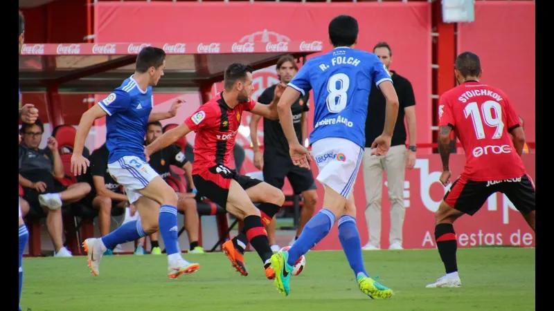 Cầu thủ của Real Oviedo chạy nhanh để tạo khoảng trống trước hàng phòng ngự của Mallorca Cầu thủ của Real Oviedo chạy nhanh để tạo khoảng trống trước hàng phòng ngự của Mallorca