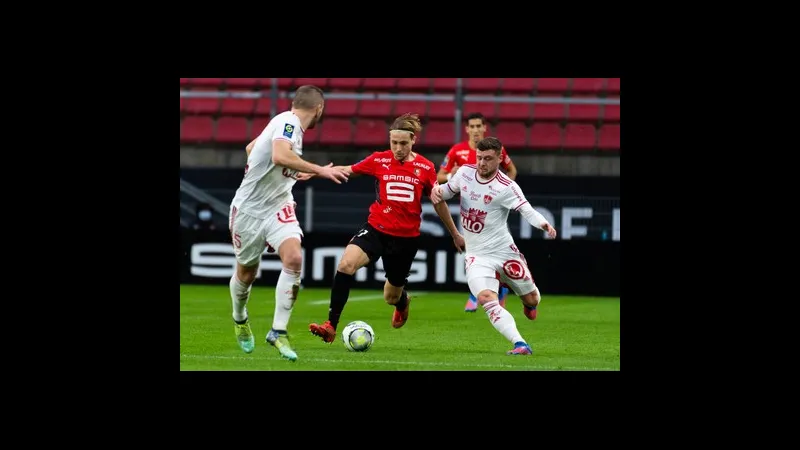 Cầu thủ của Rennes vượt qua hậu vệ của Brest trong trận đấu bóng đá Cầu thủ của Rennes vượt qua hậu vệ của Brest trong trận đấu bóng đá