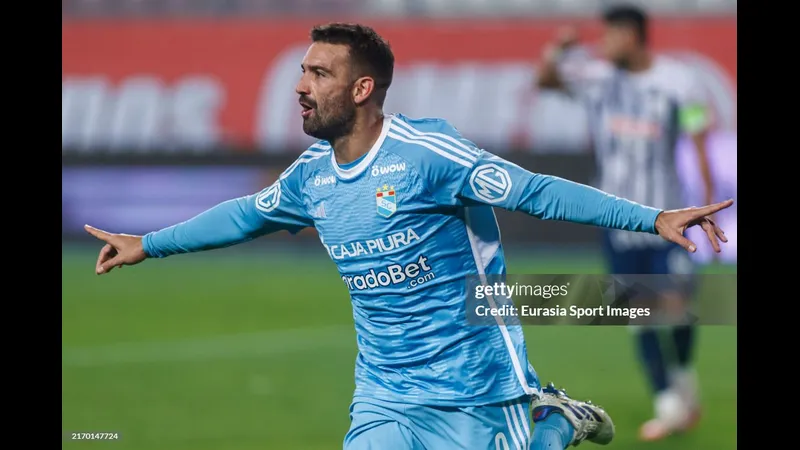 Cầu thủ của Sporting Cristal vượt qua cầu thủ của Alianza Lima trong trận đấu bóng đá Cầu thủ của Sporting Cristal vượt qua cầu thủ của Alianza Lima trong trận đấu bóng đá