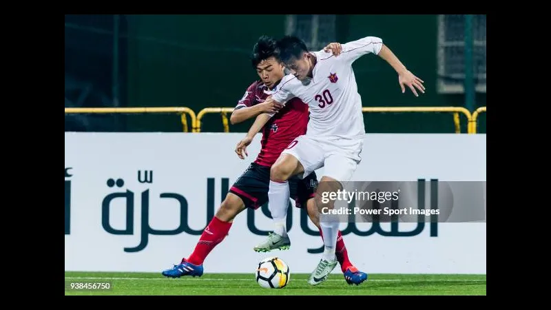 Cầu thủ Taichung tạt bóng vào vòng cấm Hang Yuen trong trận đấu quyết liệt. Cầu thủ Taichung tạt bóng vào vòng cấm Hang Yuen trong trận đấu quyết liệt.