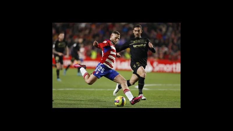 Cầu thủ của Tenerife tạo ra cơ hội ghi bàn trước Granada trong trận đấu Cầu thủ của Tenerife tạo ra cơ hội ghi bàn trước Granada trong trận đấu