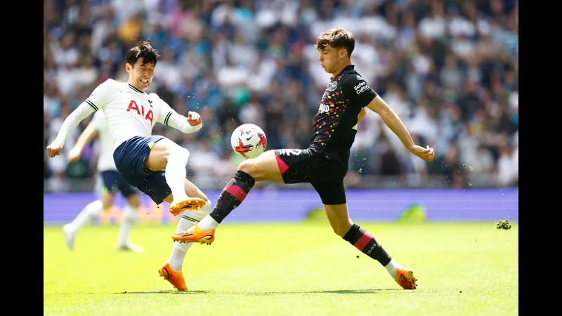 Cầu thủ Tottenham vượt qua hậu vệ Brentford với tốc độ và kỹ thuật cá nhân xuất sắc. Cầu thủ Tottenham vượt qua hậu vệ Brentford với tốc độ và kỹ thuật cá nhân xuất sắc.