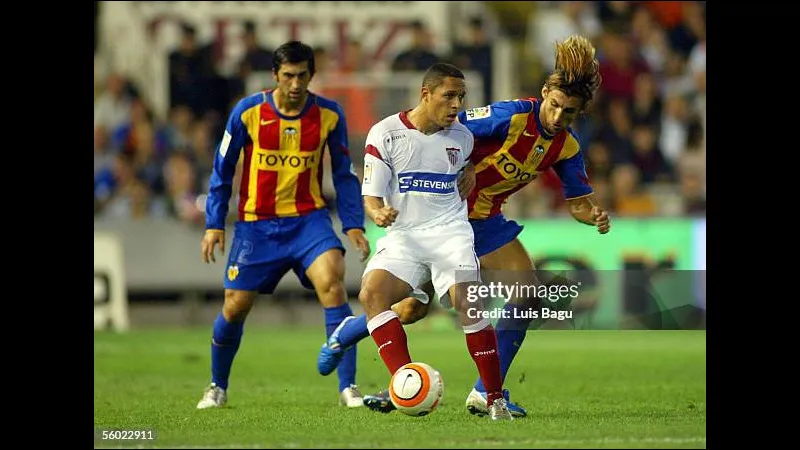 Cầu thủ Valencia đi bóng qua cầu thủ Sevilla trong trận đấu Cầu thủ Valencia đi bóng qua cầu thủ Sevilla trong trận đấu