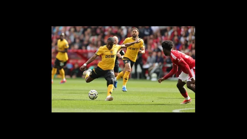 Cầu thủ đội Wolves với chiếc áo màu vàng đang tranh chấp quả bóng với cầu thủ đội Nottingham Forest trong trận đấu Cầu thủ đội Wolves với chiếc áo màu vàng đang tranh chấp quả bóng với cầu thủ đội…