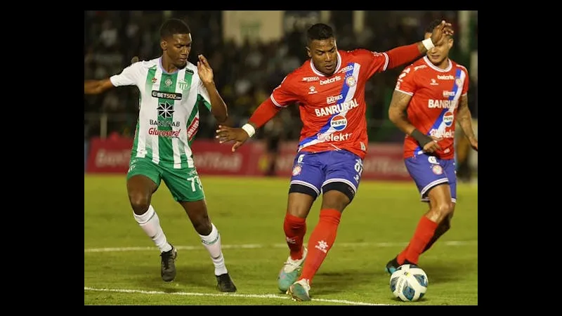 Cầu thủ của Xelaju vượt qua cầu thủ của Antigua trong trận đấu bóng đá Cầu thủ của Xelaju vượt qua cầu thủ của Antigua trong trận đấu bóng đá